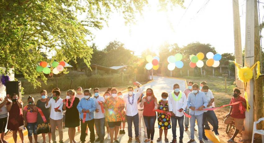 Los Achotes estrenan calle pavimentada