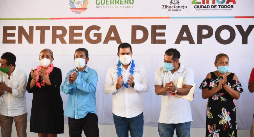 Los Achotes estrenan calle pavimentada