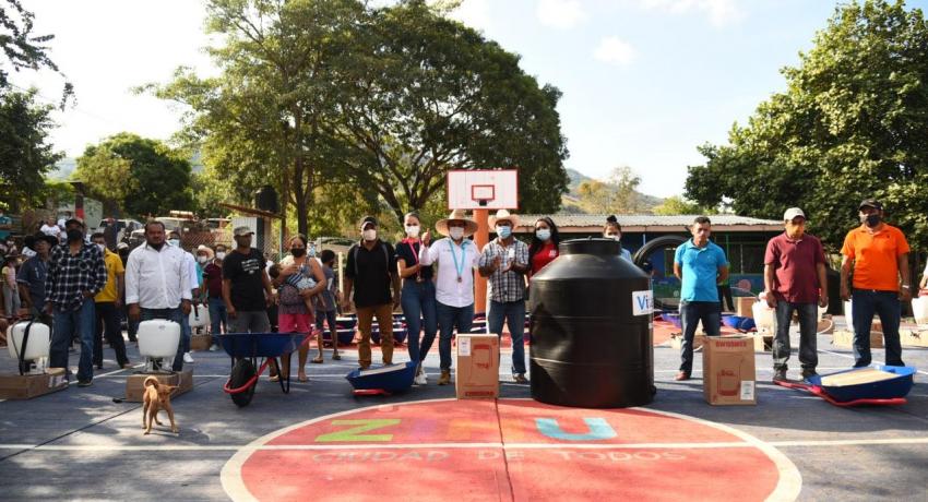 Apoyos a la sierra baja de Zihuatanejo.
