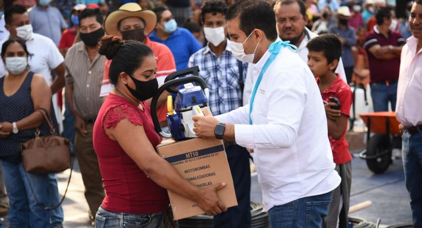 Apoyos a la sierra baja de Zihuatanejo.