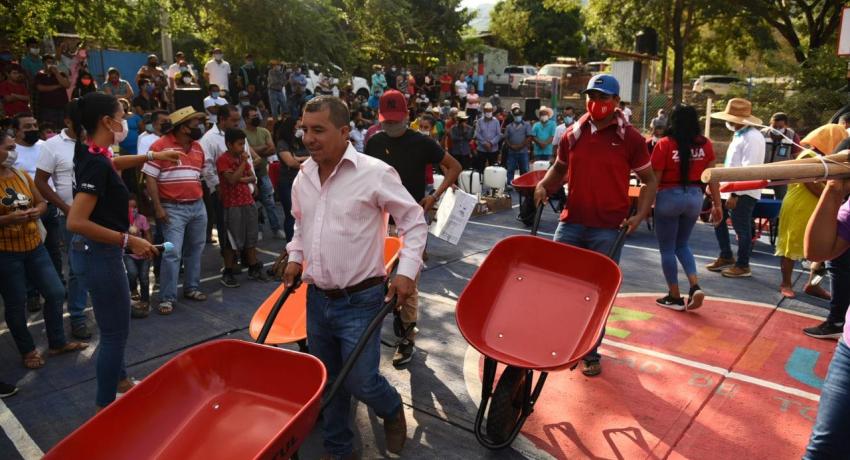 Apoyos a la sierra baja de Zihuatanejo.