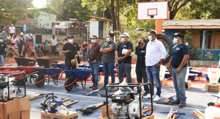 Apoyos a la sierra baja de Zihuatanejo.