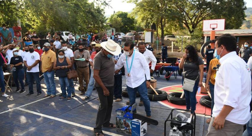 Apoyos a la sierra baja de Zihuatanejo.