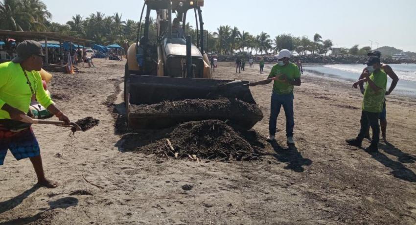  Trabajos de limpieza en playa Linda.