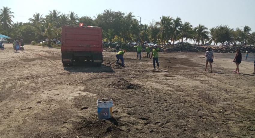 Trabajos de limpieza en playa Linda.