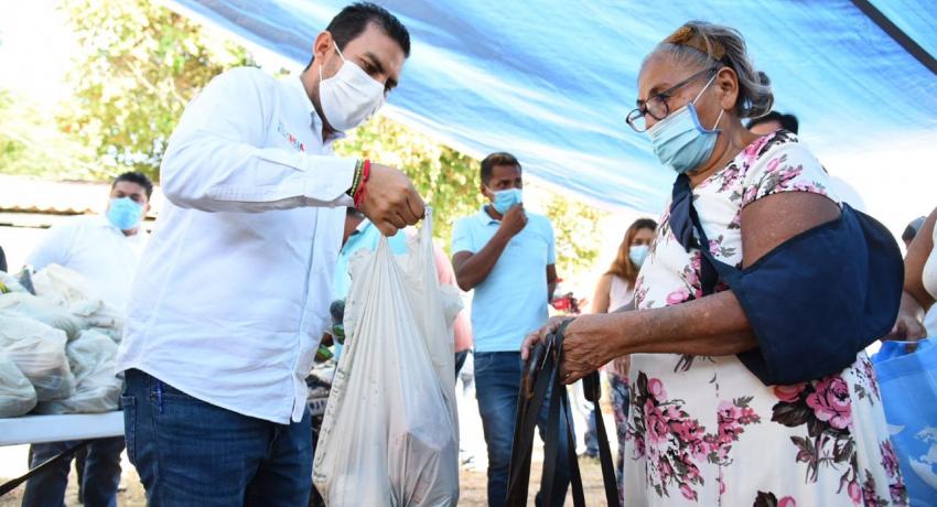 Con la finalidad de apoyar a las familias de Zihuatanejo en este fin de año
