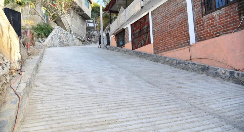 Inauguran andador numero uno de la Darío Galeana