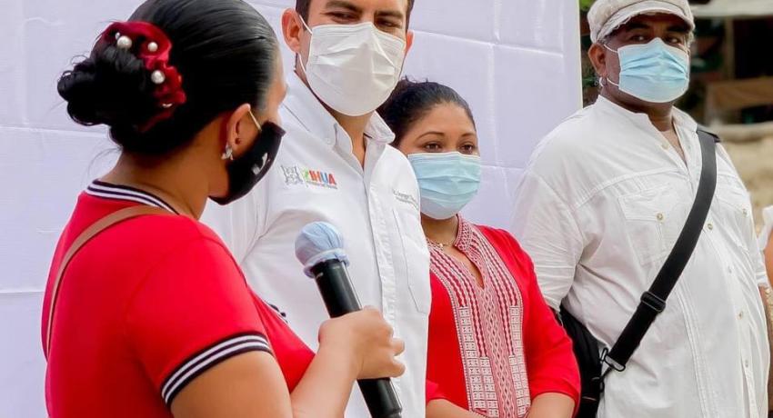 Cumple con la colonia Azteca y entrega calle pavimentada y electrificación.