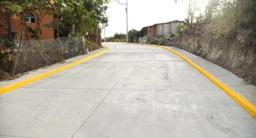 Cumple con la colonia Azteca y entrega calle pavimentada y electrificación.