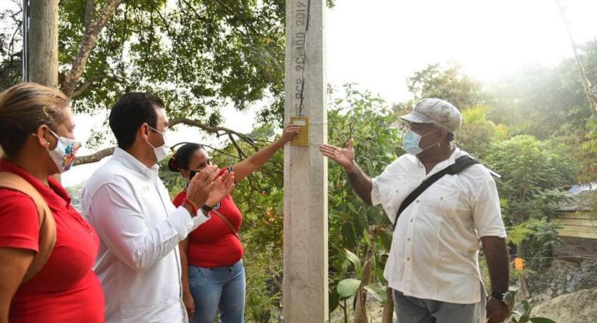 Cumple con la colonia Azteca y entrega calle pavimentada y electrificación.