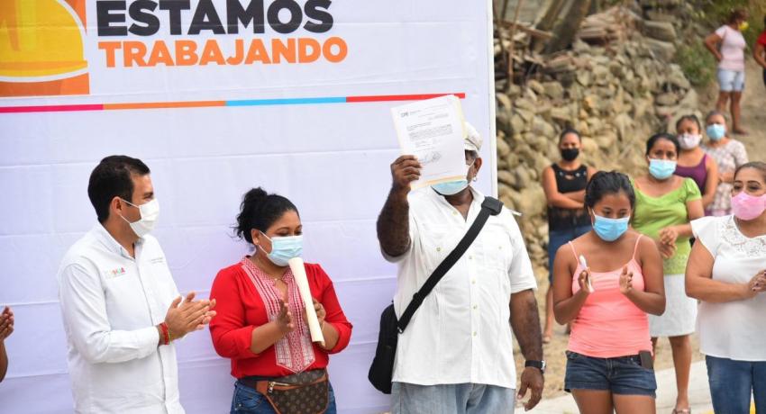 Cumple con la colonia Azteca y entrega calle pavimentada y electrificación.