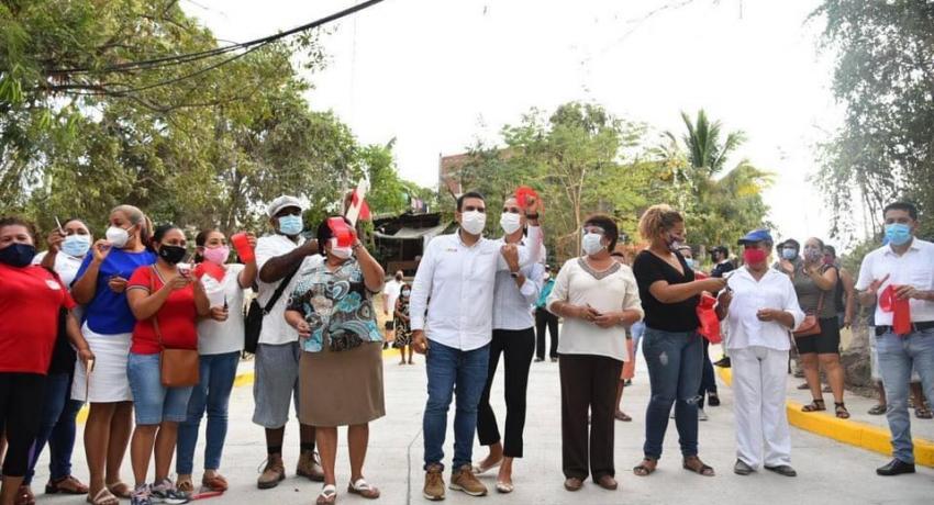 Cumple con la colonia Azteca y entrega calle pavimentada y electrificación.