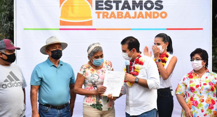 inaugura electrificación de 2 kilómetros en El Coacoyul