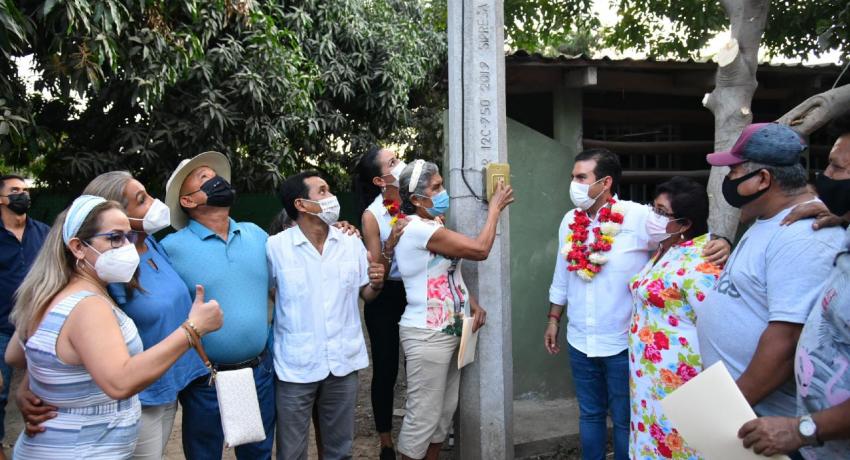 inaugura electrificación de 2 kilómetros en El Coacoyul