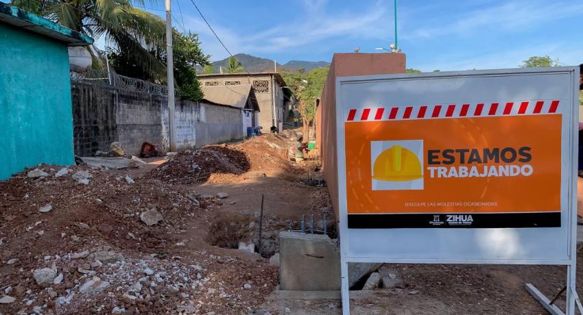 Inicio con pavimentación de calle en El Coacoyul