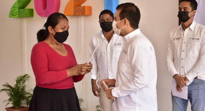 100 familias de Zihua con un Cuarto Más