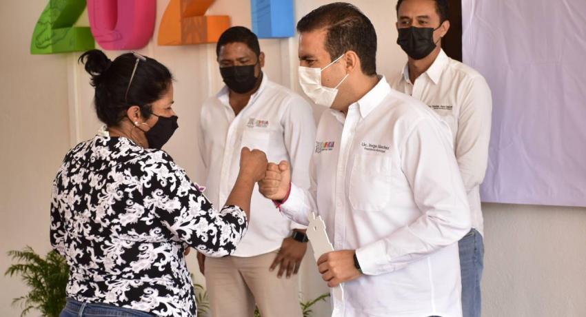 100 familias de Zihua con un Cuarto Más