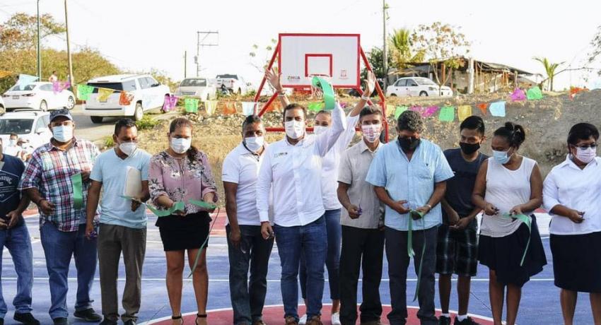 Inaugurando espacios deportivos.