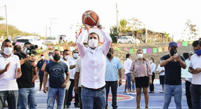 Inaugurando espacios deportivos.