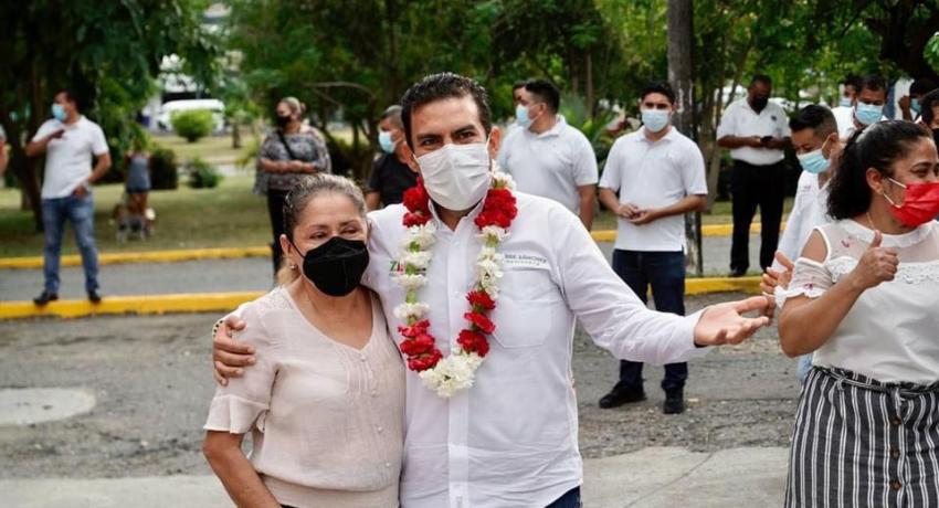 Presidente Jorge Sánchez inauguró pavimentación de la calle Atanea