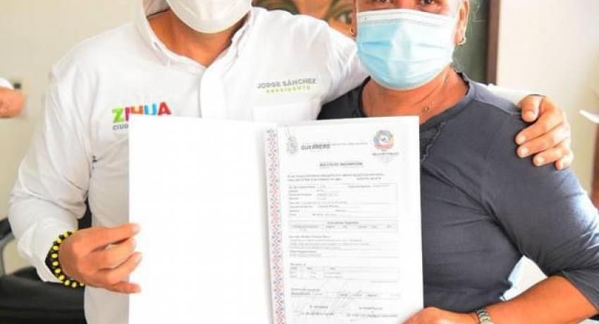 Presidente Jorge Sánchez entrega escrituras gratuitas a familias de varias colonias