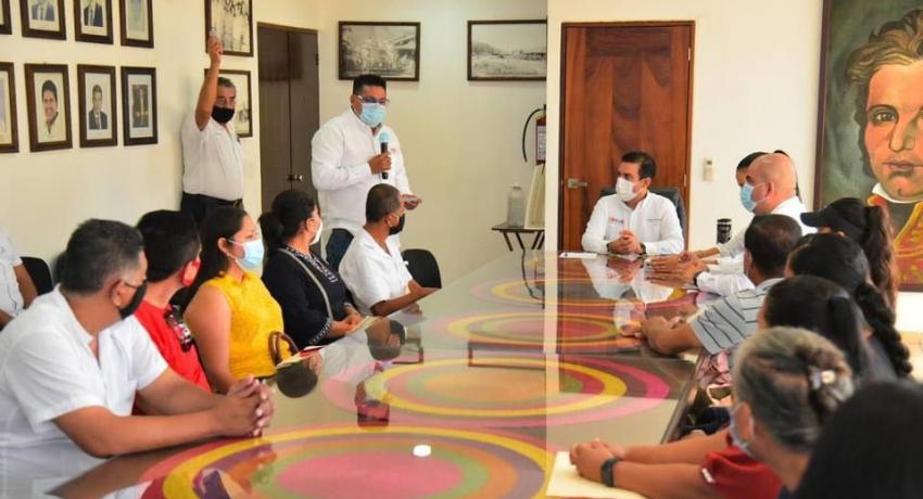 Presidente Jorge Sánchez entrega escrituras gratuitas a familias de varias colonias