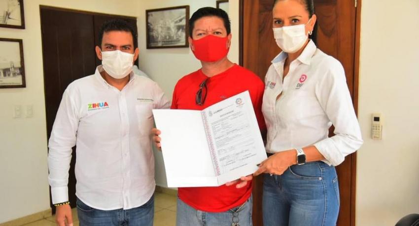 Presidente Jorge Sánchez entrega escrituras gratuitas a familias de varias colonias