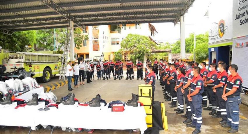 Entrega Jorge Sánchez más apoyos a dirección de Protección Civil y Bomberos