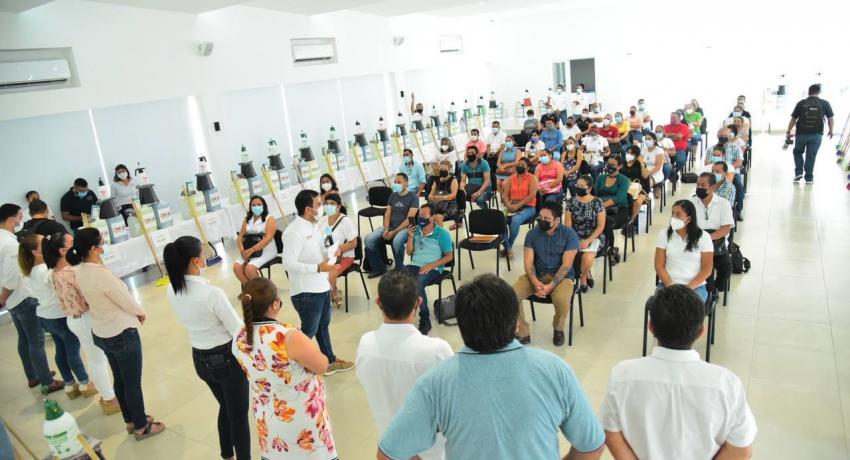 Presidente Jorge Sánchez y esposa entregan kit’s de limpieza a más de 40 escuelas