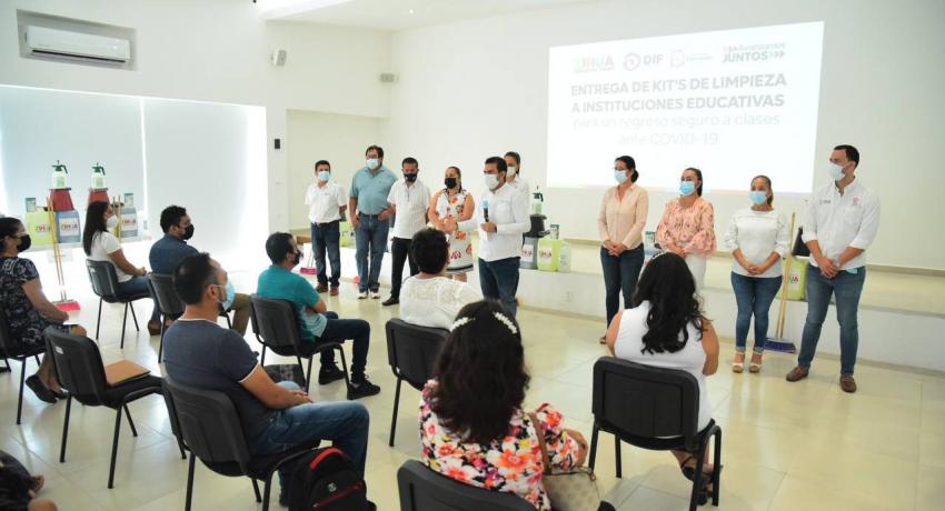 Presidente Jorge Sánchez y esposa entregan kit’s de limpieza a más de 40 escuelas