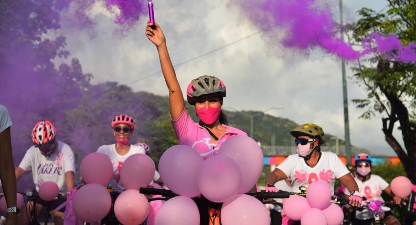 Zihua se pintó de Rosa en la lucha contra el cáncer de mama