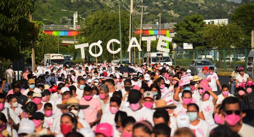 Zihua se pintó de Rosa en la lucha contra el cáncer de mama