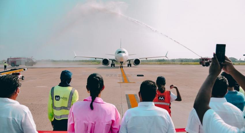 Presidente Jorge Sánchez da bienvenida a vuelo proveniente de Canadá