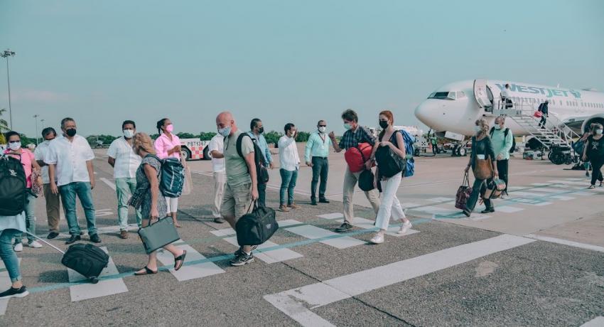 Presidente Jorge Sánchez da bienvenida a vuelo proveniente de Canadá