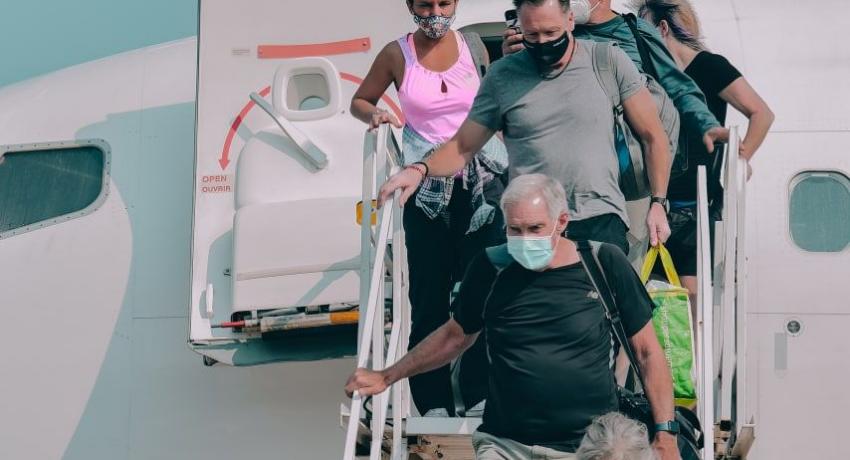 Presidente Jorge Sánchez da bienvenida a vuelo proveniente de Canadá