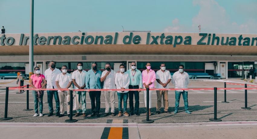 Presidente Jorge Sánchez da bienvenida a vuelo proveniente de Canadá