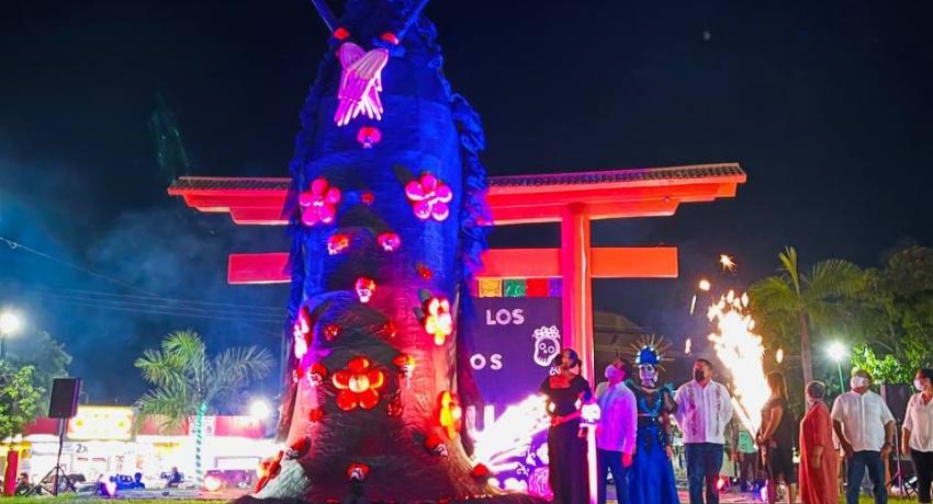 Presidente Jorge Sánchez y esposa Lizette Tapia realizaron encendido de la Catrina Monumental de Zihuatanejo