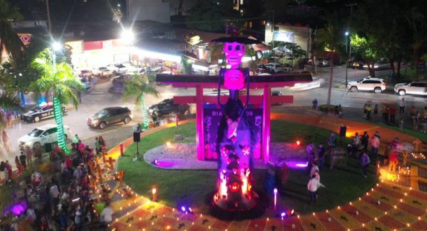 Presidente Jorge Sánchez y esposa Lizette Tapia realizaron encendido de la Catrina Monumental de Zihuatanejo