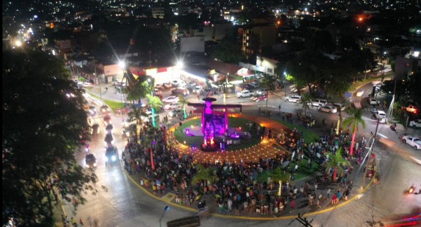 Presidente Jorge Sánchez y esposa Lizette Tapia realizaron encendido de la Catrina Monumental de Zihuatanejo