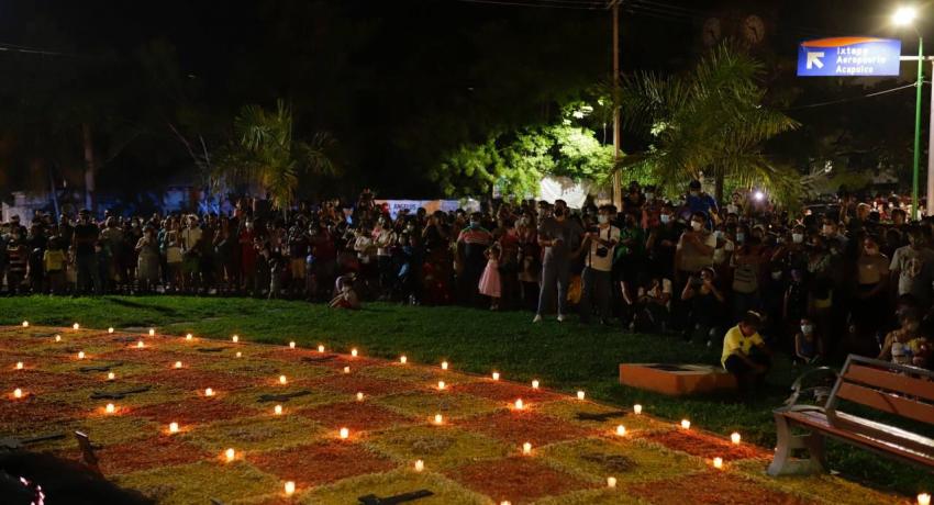 Presidente Jorge Sánchez y esposa Lizette Tapia realizaron encendido de la Catrina Monumental de Zihuatanejo