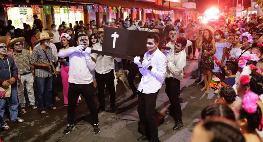 Festival de Día de Muertos todo un éxito en Zihuatanejo