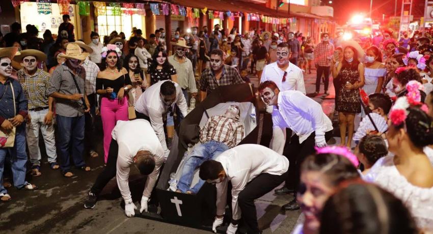 Festival de Día de Muertos todo un éxito en Zihuatanejo