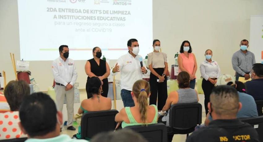 Jorge Sánchez y esposa Lizette Tapia entregan más kit’s de limpieza a escuelas