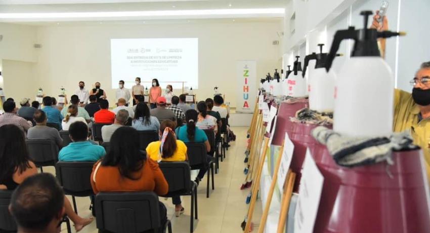 Jorge Sánchez y esposa Lizette Tapia entregan más kit’s de limpieza a escuelas