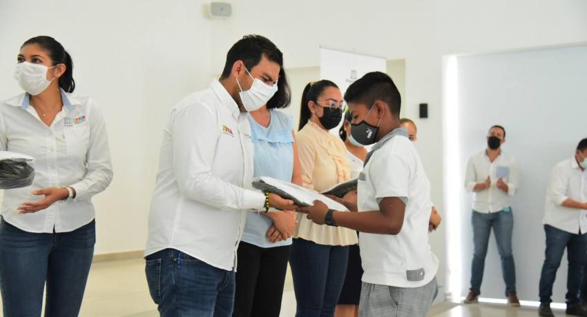 Ayuntamiento y DIF  apoyan con uniformes escolares a alumnos de primaria y secundaria