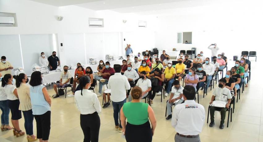 Ayuntamiento y DIF  apoyan con uniformes escolares a alumnos de primaria y secundaria