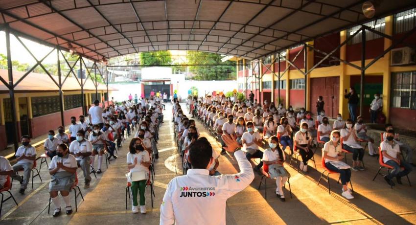 Presidente Jorge Sánchez entrega uniformes a escuelas secundarias