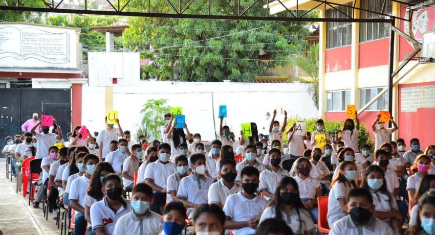 Presidente Jorge Sánchez entrega uniformes a escuelas secundarias