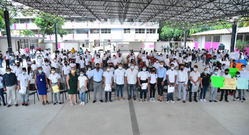 Presidente Jorge Sánchez entrega uniformes a escuelas secundarias