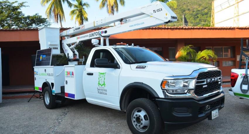Presidente Jorge Sánchez entrega luminarias y equipo para que Zihua siga brillando